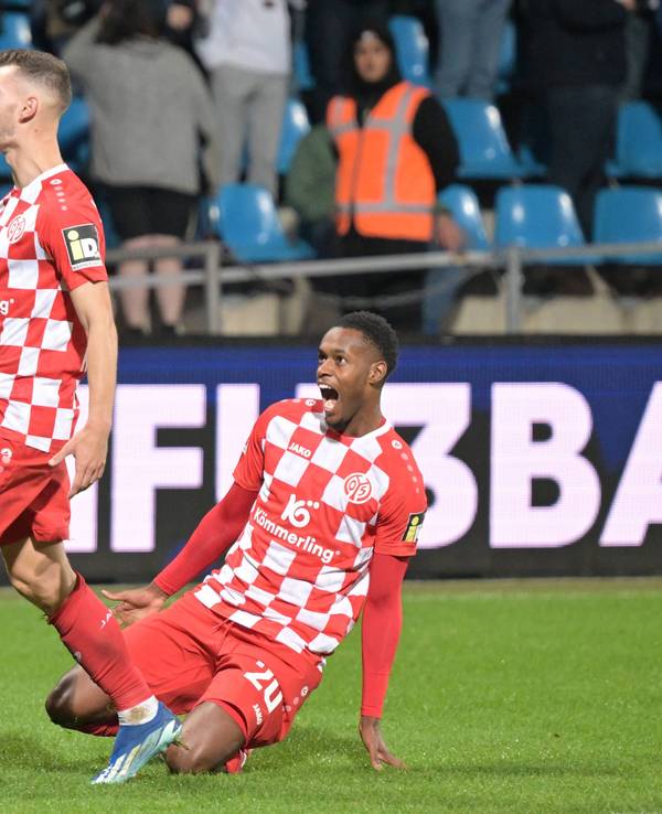 Tom Krauß und Edmilson Fernandes bejubeln einen Treffer.