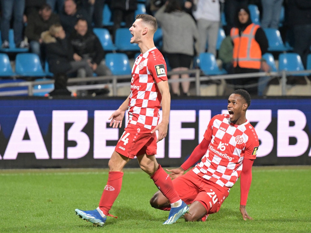Tom Krauß und Edmilson Fernandes bejubeln einen Treffer.
