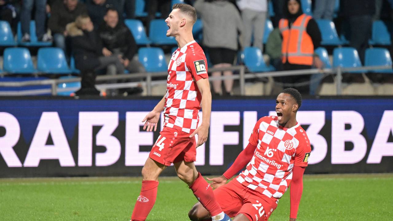 Tom Krauß und Edmilson Fernandes bejubeln einen Treffer.
