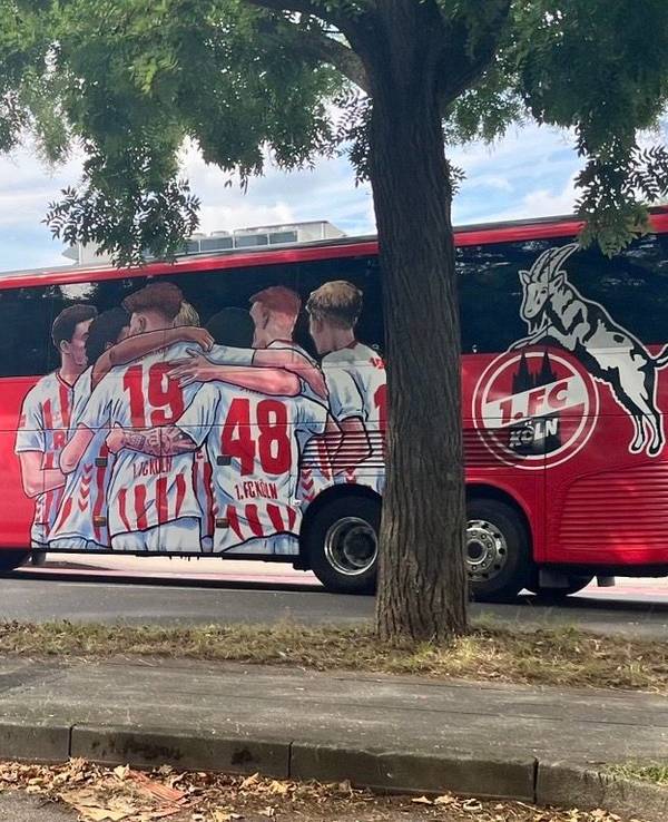 Der Mannschaftsbus des 1. FC Köln war in der Saison 2025/26 mit einer Jubel-Optik versehen. In der Saison 2026/27 wird es wieder klassisch und schlicht.