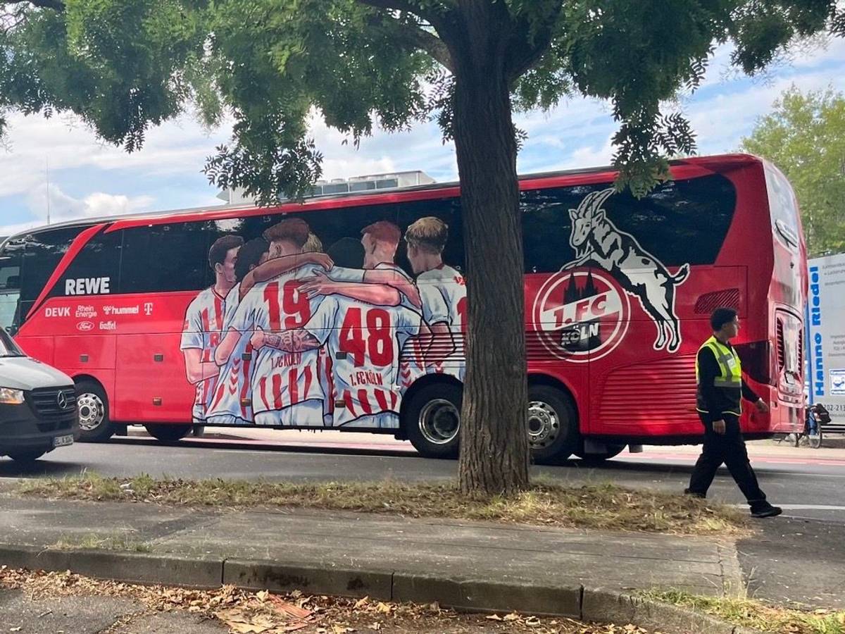 Der Mannschaftsbus des 1. FC Köln war in der Saison 2025/26 mit einer Jubel-Optik versehen. In der Saison 2026/27 wird es wieder klassisch und schlicht.