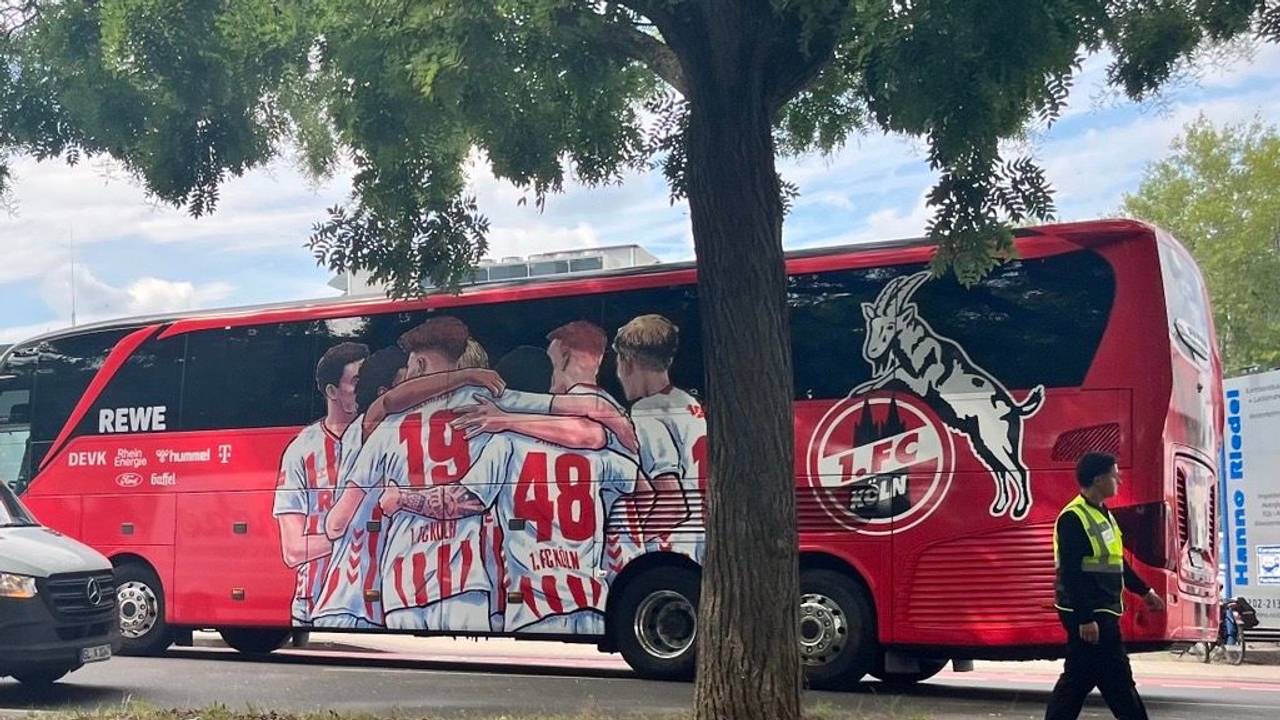 Der Mannschaftsbus des 1. FC Köln war in der Saison 2025/26 mit einer Jubel-Optik versehen. In der Saison 2026/27 wird es wieder klassisch und schlicht.