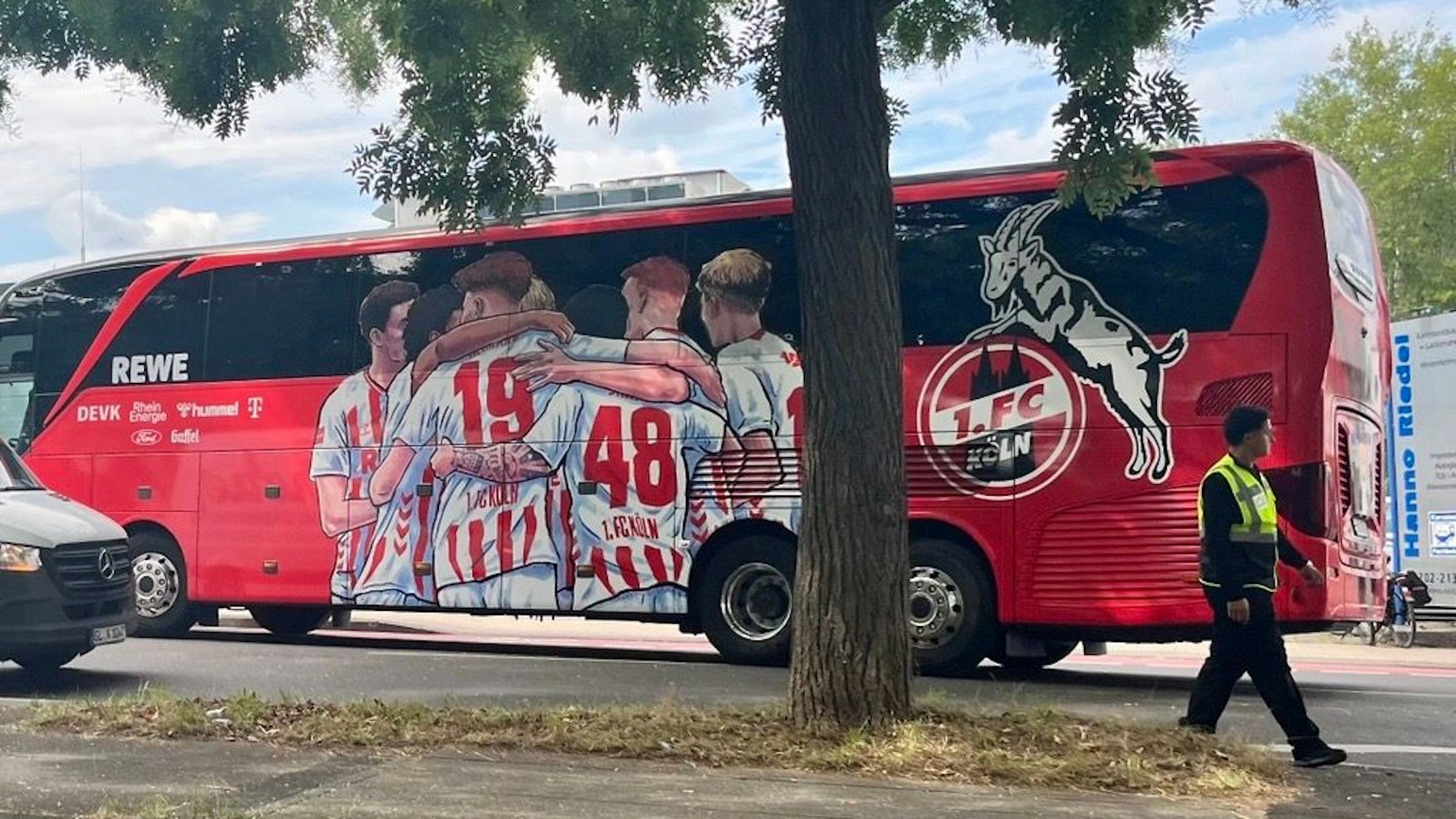 Der Mannschaftsbus des 1. FC Köln hat eine neue Lackierung.