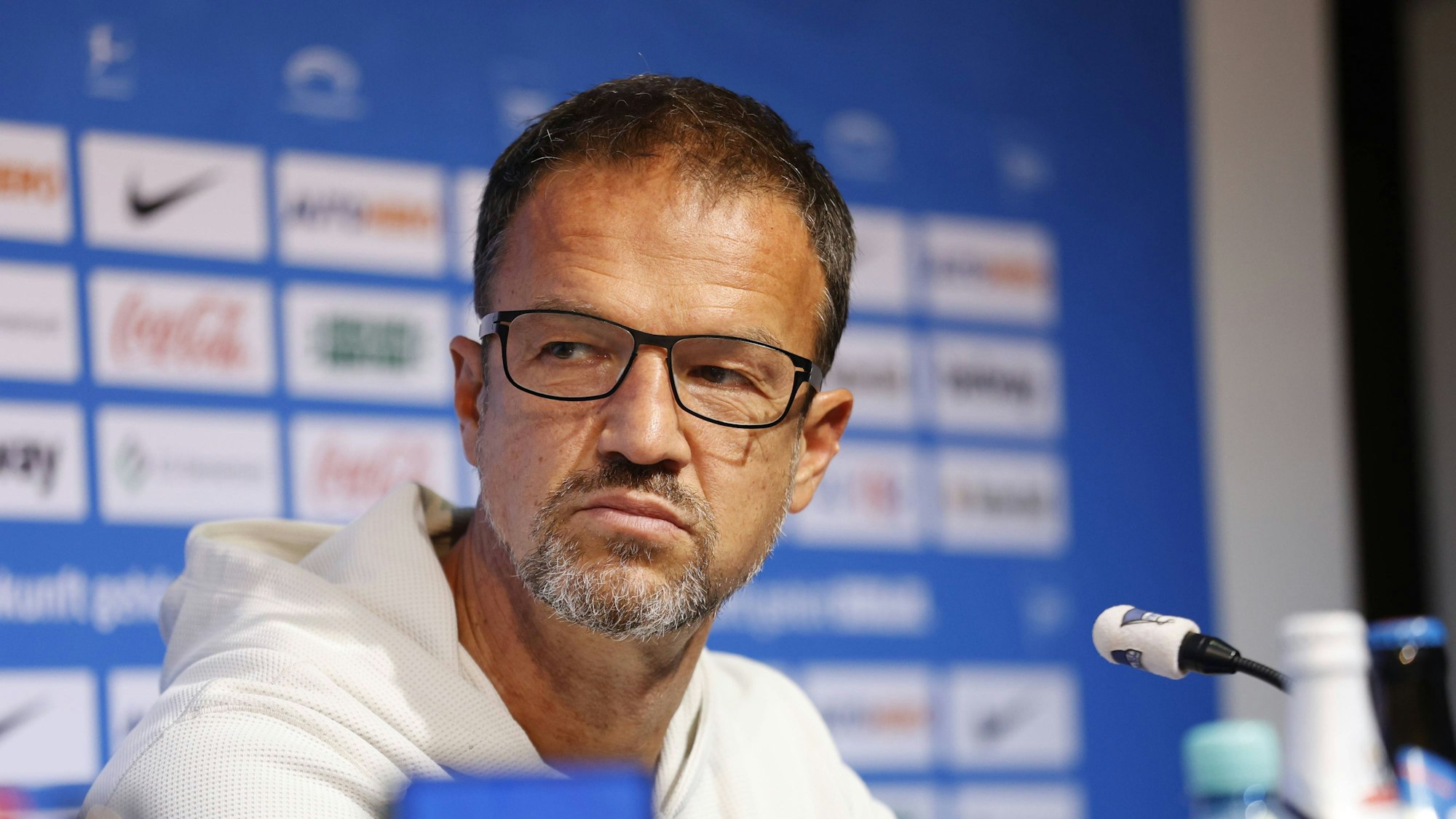 Fredi Bobic bei einer Pressekonferenz von Hertha BSC.