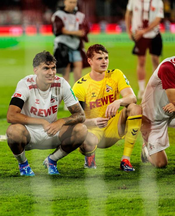 Jaka Cuber Potocnik feiert mit seinen Teamkollegen nach einem FC-Heimsieg.