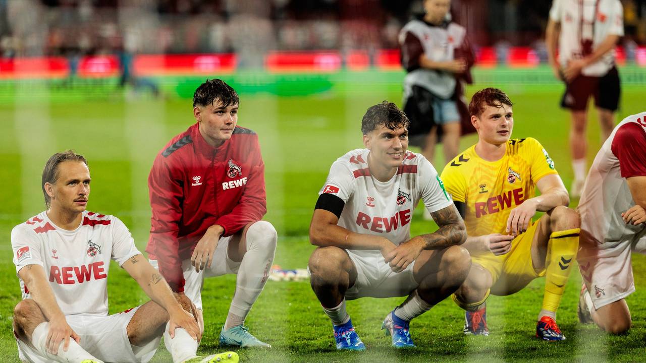 Jaka Cuber Potocnik feiert mit seinen Teamkollegen nach einem FC-Heimsieg.