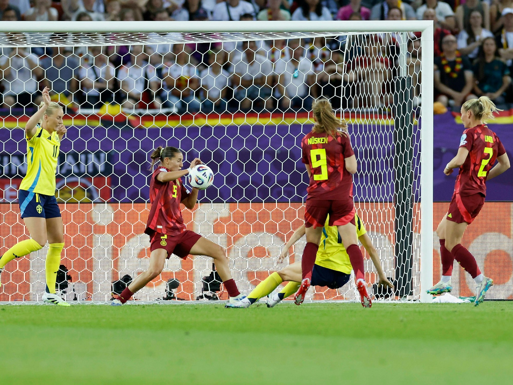 Die wohl spielentscheidende Szene: Carlotta Wamser verhindert mit ihren Händen ein Tor und sieht anschließend die Rote Karte.