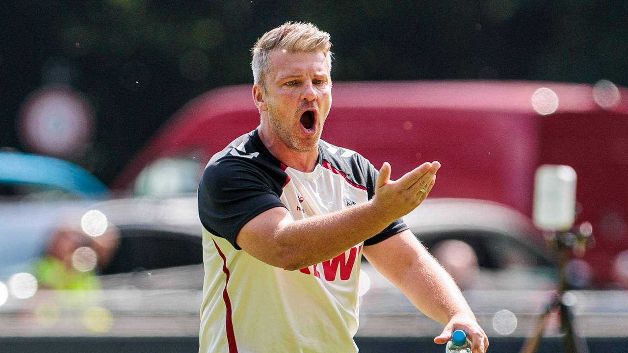 Lukas Kwasniok (1. FC Köln) brüllt beim Training am 10. Juli 2025.