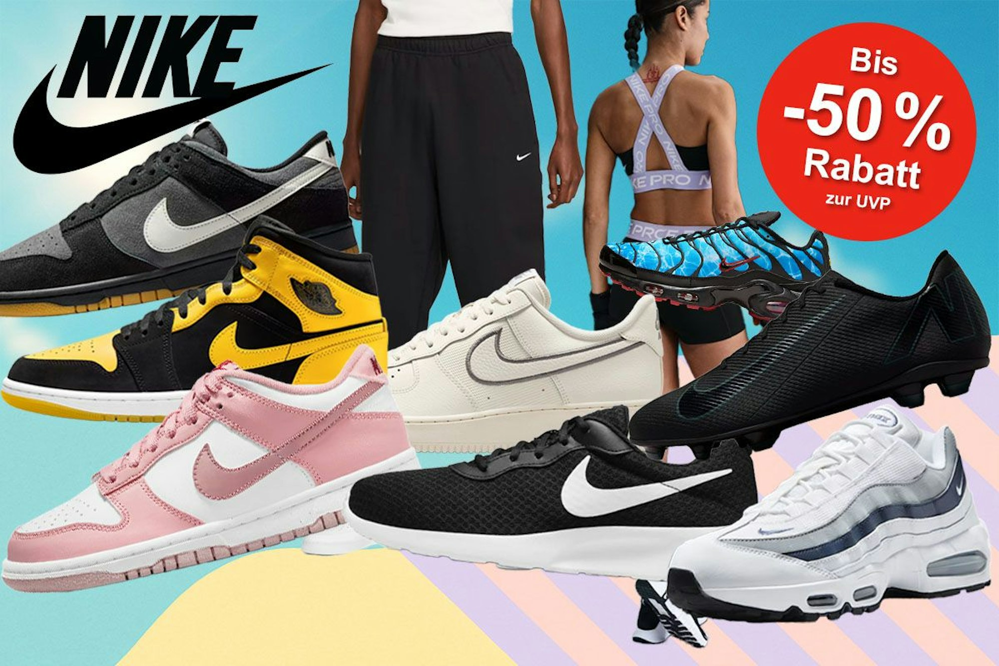 Nike Sneaker von Tanjun über Air Force 1, Dunk Low bis hin zu Fußballschuhen Mercurial Vapor 16, Air Max und Air Jordan und verschiedene Sportkleidung für Damen und Herren vor Hintergrund mit bunten, geometrischen Flächen und einem blauen Himmel mit Wolke.