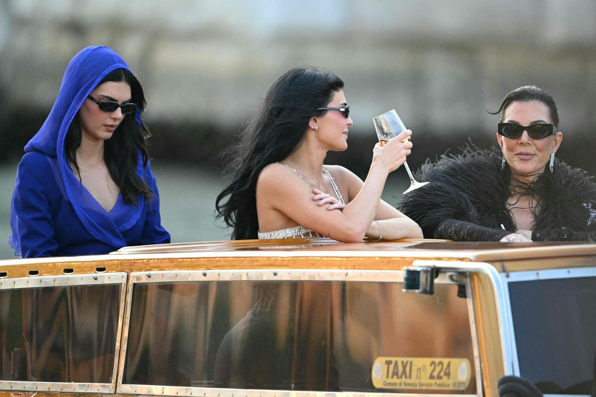 Kendall und Kylie und Kris Jenner auf einem Boot in Venedig