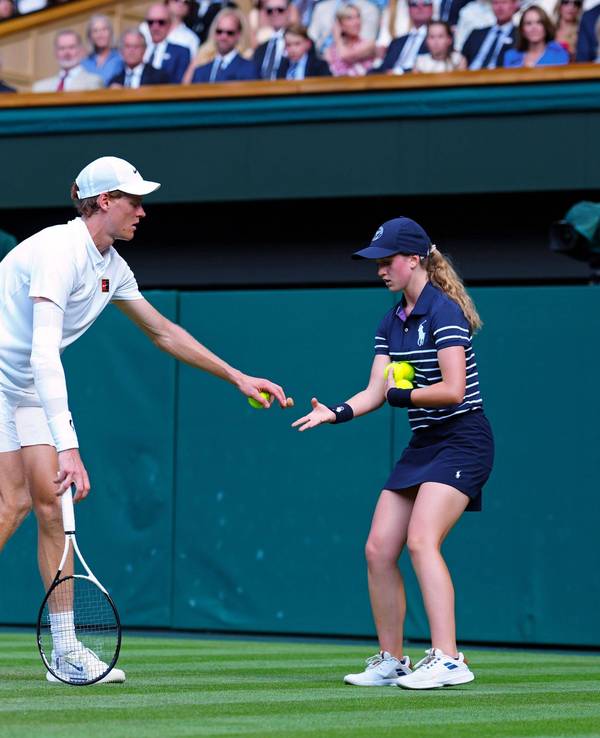 Tennis-Star Jannik Sinner musste am Sonntag (13. Juli 2025) im Finale von Wimbledon einen Sektkorken vom Rasen entfernen.