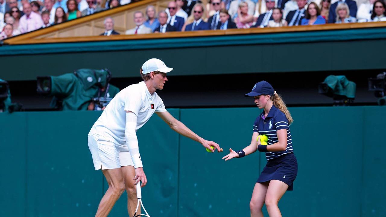Tennis-Star Jannik Sinner musste am Sonntag (13. Juli 2025) im Finale von Wimbledon einen Sektkorken vom Rasen entfernen.