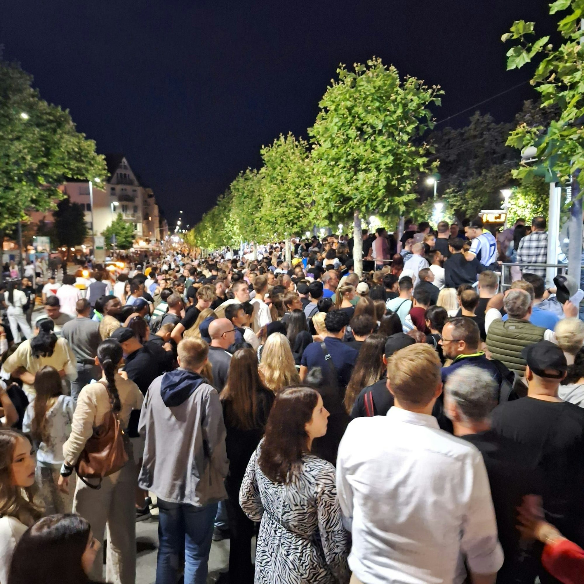 Rheinbahn-Chaos nach der Drohnenshow auf der Rheinkirmes