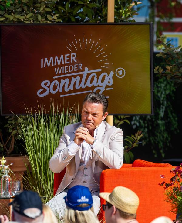 Moderator Stefan Mross spricht in „Immer wieder sonntags“