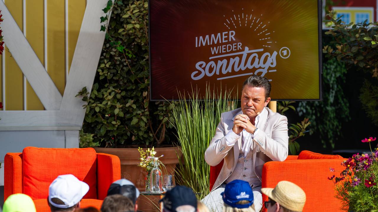 Moderator Stefan Mross spricht in „Immer wieder sonntags“