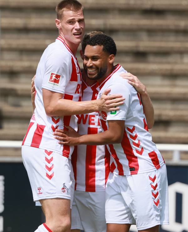 Steffen Tigges jubelt mit Linton Maina am 12. Juli 2025 beim Testspiel in Bergisch Gladbach.