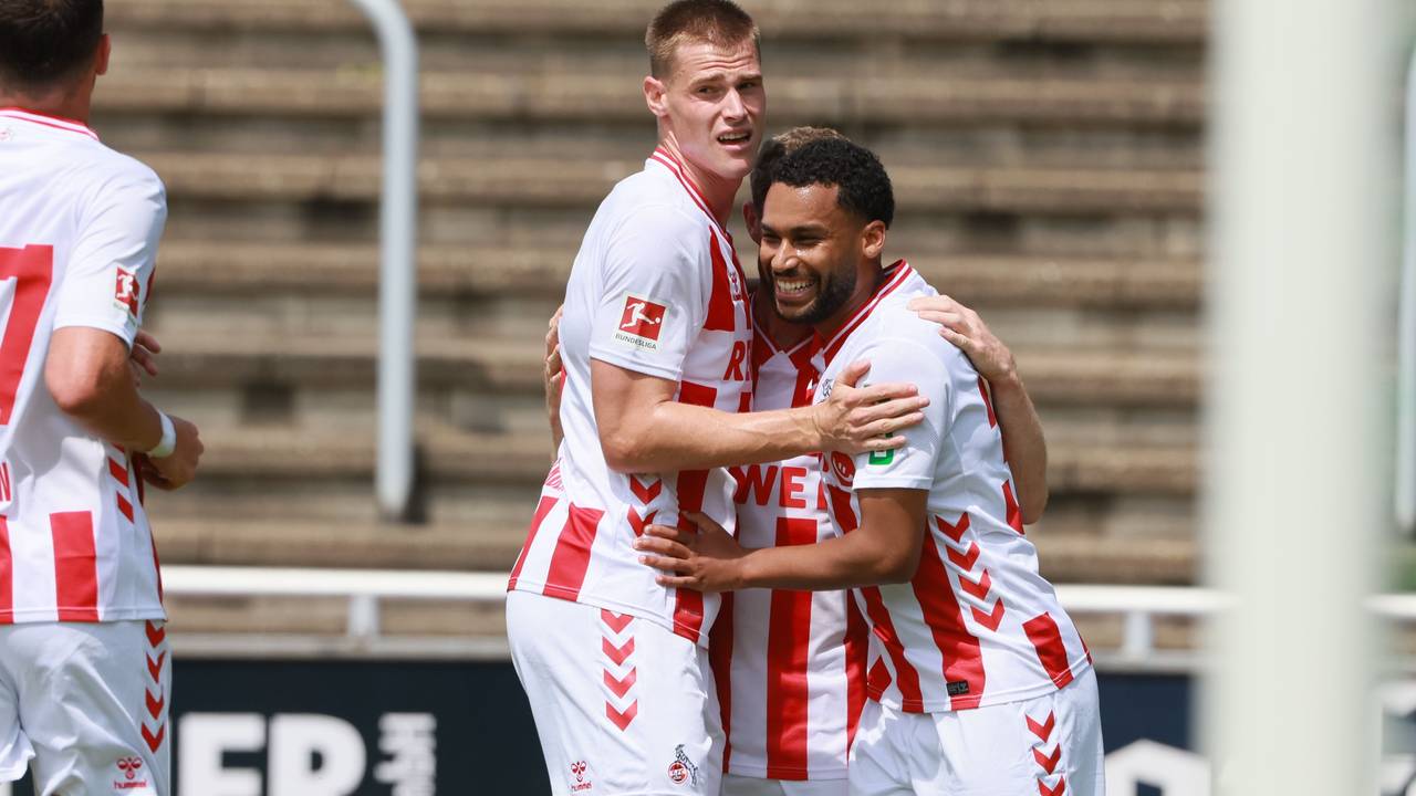 Steffen Tigges jubelt mit Linton Maina am 12. Juli 2025 beim Testspiel in Bergisch Gladbach.
