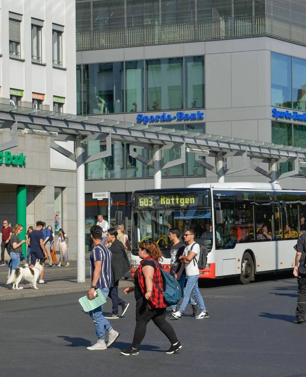 Brutale Szenen in der Bonner Innenstadt: Die Polizei musste in der Nacht zu Sonntag mehrfach zu Schlägereien am beziehungsweise in der Nähe des am Zentralen Omnibusbahnhofs ausrücken. (Symbolbild)