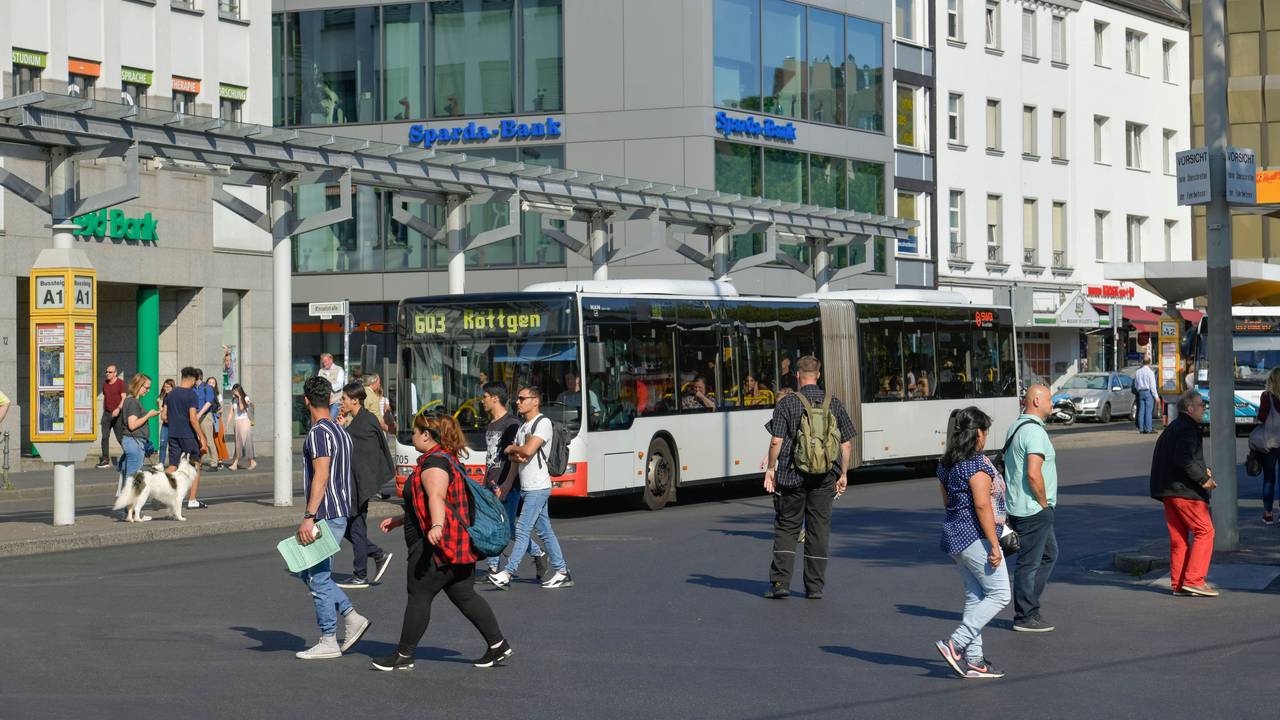 Brutale Szenen in der Bonner Innenstadt: Die Polizei musste in der Nacht zu Sonntag mehrfach zu Schlägereien am beziehungsweise in der Nähe des am Zentralen Omnibusbahnhofs ausrücken. (Symbolbild)