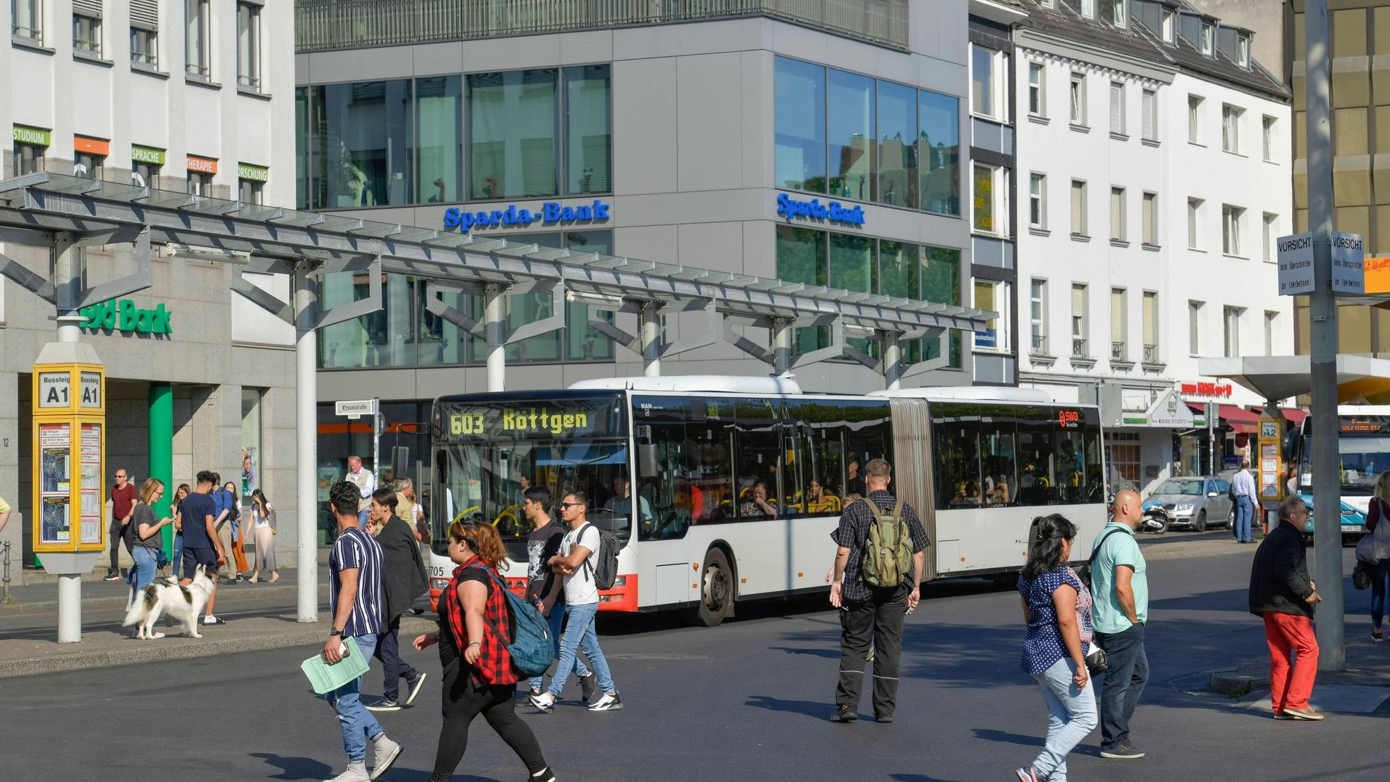Brutale Szenen in der Bonner Innenstadt: Die Polizei musste in der Nacht zu Sonntag mehrfach zu Schlägereien am beziehungsweise in der Nähe des am Zentralen Omnibusbahnhofs ausrücken. (Symbolbild)