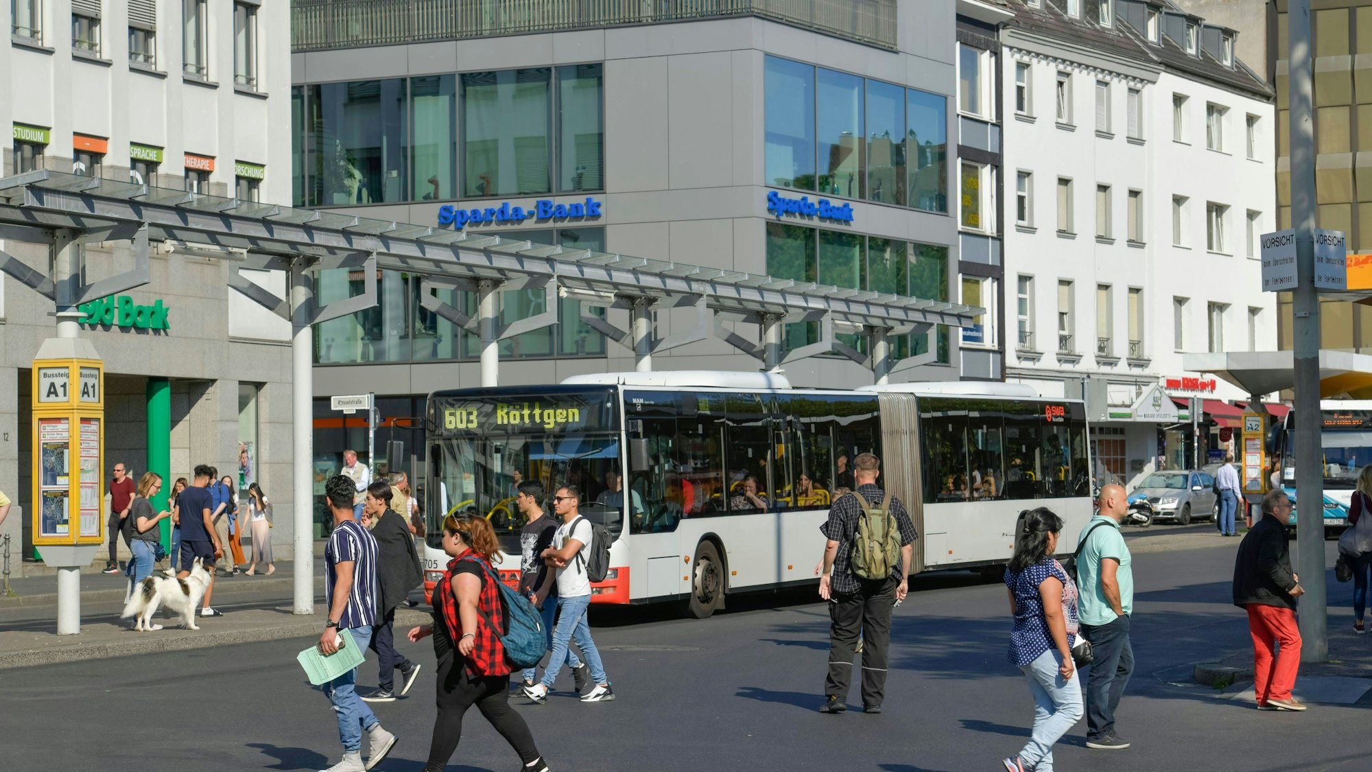 Brutale Szenen in der Bonner Innenstadt: Die Polizei musste in der Nacht zu Sonntag mehrfach zu Schlägereien am beziehungsweise in der Nähe des am Zentralen Omnibusbahnhofs ausrücken. (Symbolbild)
