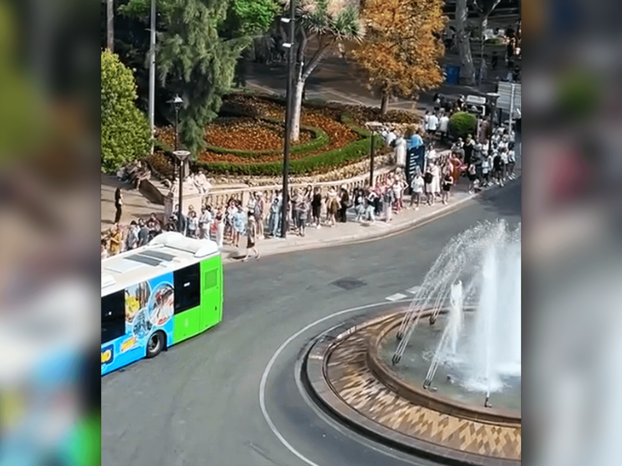 Mega-Schlange an der Plaça de la Reina in Palma de Mallorca.