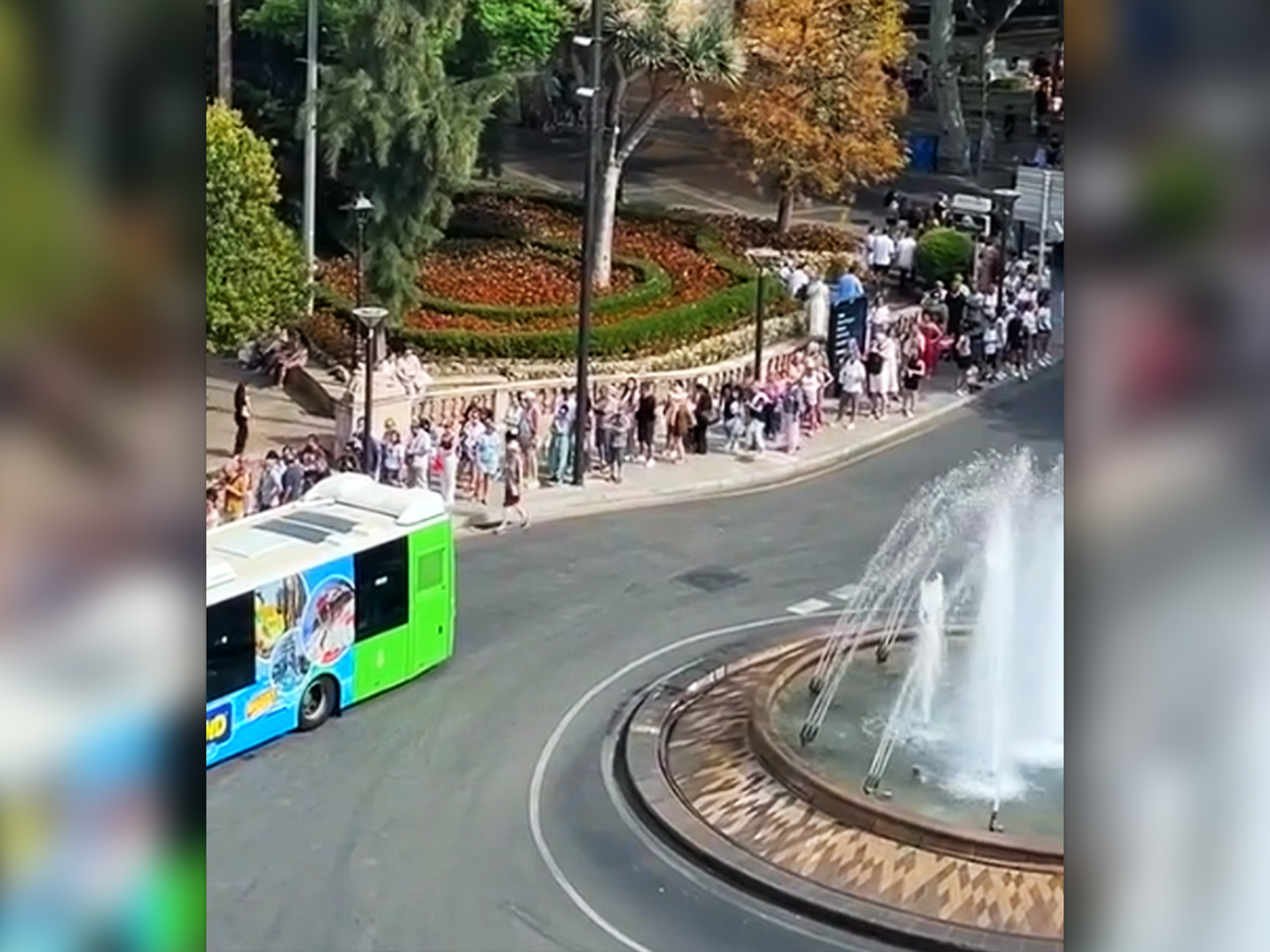 Mega-Schlange an der Plaça de la Reina in Palma de Mallorca.