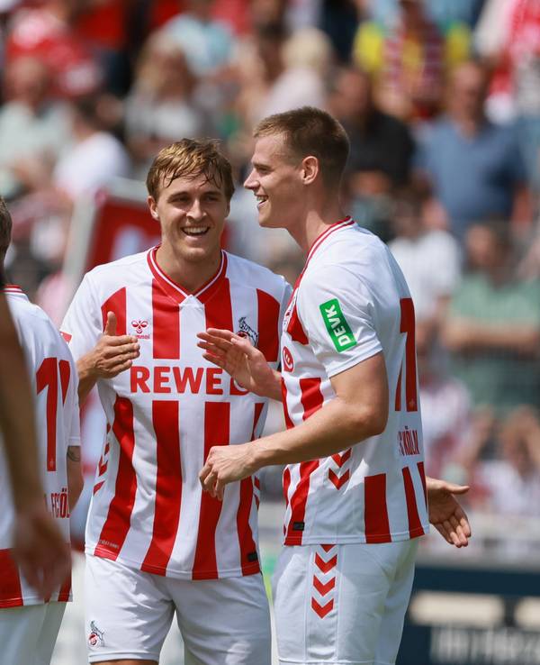 FC-Kapitän Timo Hübers mit Steffen Tigges am 12. Juli 2025 beim Testspiel des 1. FC Köln in Bergisch Gladbach.
