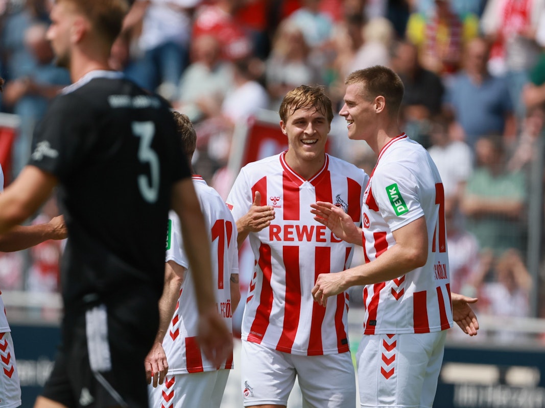 FC-Kapitän Timo Hübers mit Steffen Tigges am 12. Juli 2025 beim Testspiel des 1. FC Köln in Bergisch Gladbach.