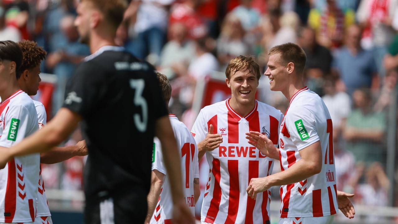 FC-Kapitän Timo Hübers mit Steffen Tigges am 12. Juli 2025 beim Testspiel des 1. FC Köln in Bergisch Gladbach.