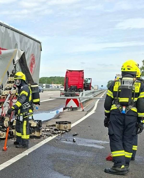 Feuerwehrleute bei den Löscharbeiten nach dem Brand eines mit Bier beladenen LKW auf der A3.