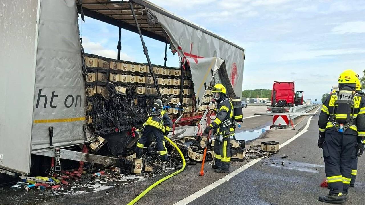 Feuerwehrleute bei den Löscharbeiten nach dem Brand eines mit Bier beladenen LKW auf der A3.