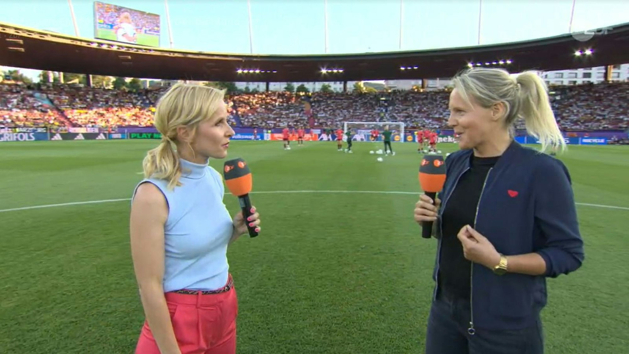 Fritzy Kromp (rechts) steht diesmal im Stadion. Hier zusammen mit Katja Streso. (Bild: ZDF)