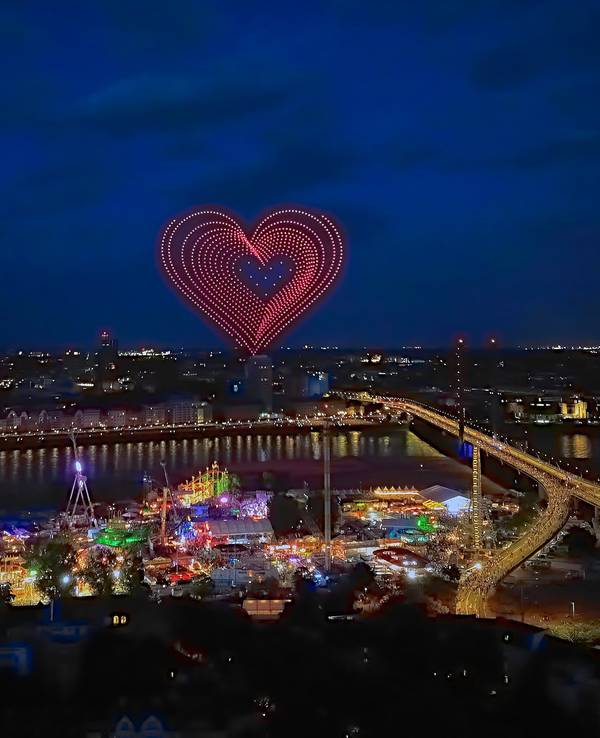Spektakulär: Die neue Drohnenshow am ersten Kirmes-Samstag auf der Düsseldorfer Rheinkirmes