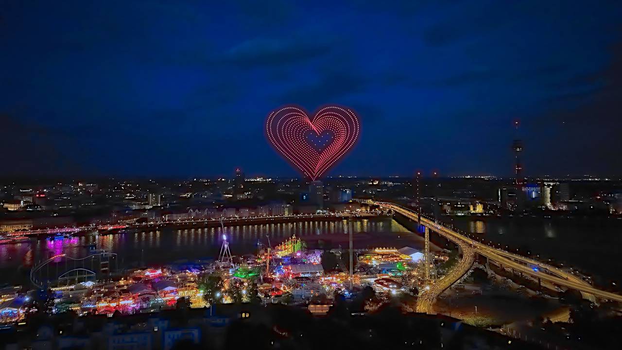Spektakulär: Die neue Drohnenshow am ersten Kirmes-Samstag auf der Düsseldorfer Rheinkirmes