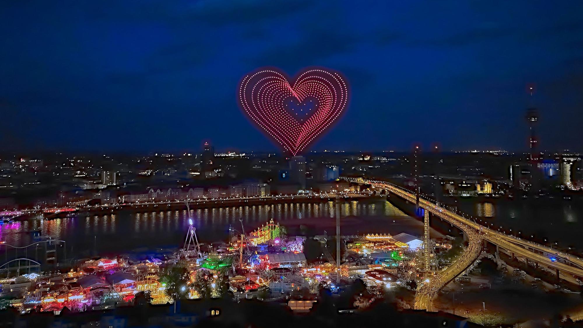 Spektakulär: Die neue Drohnenshow am ersten Kirmes-Samstag auf der Düsseldorfer Rheinkirmes