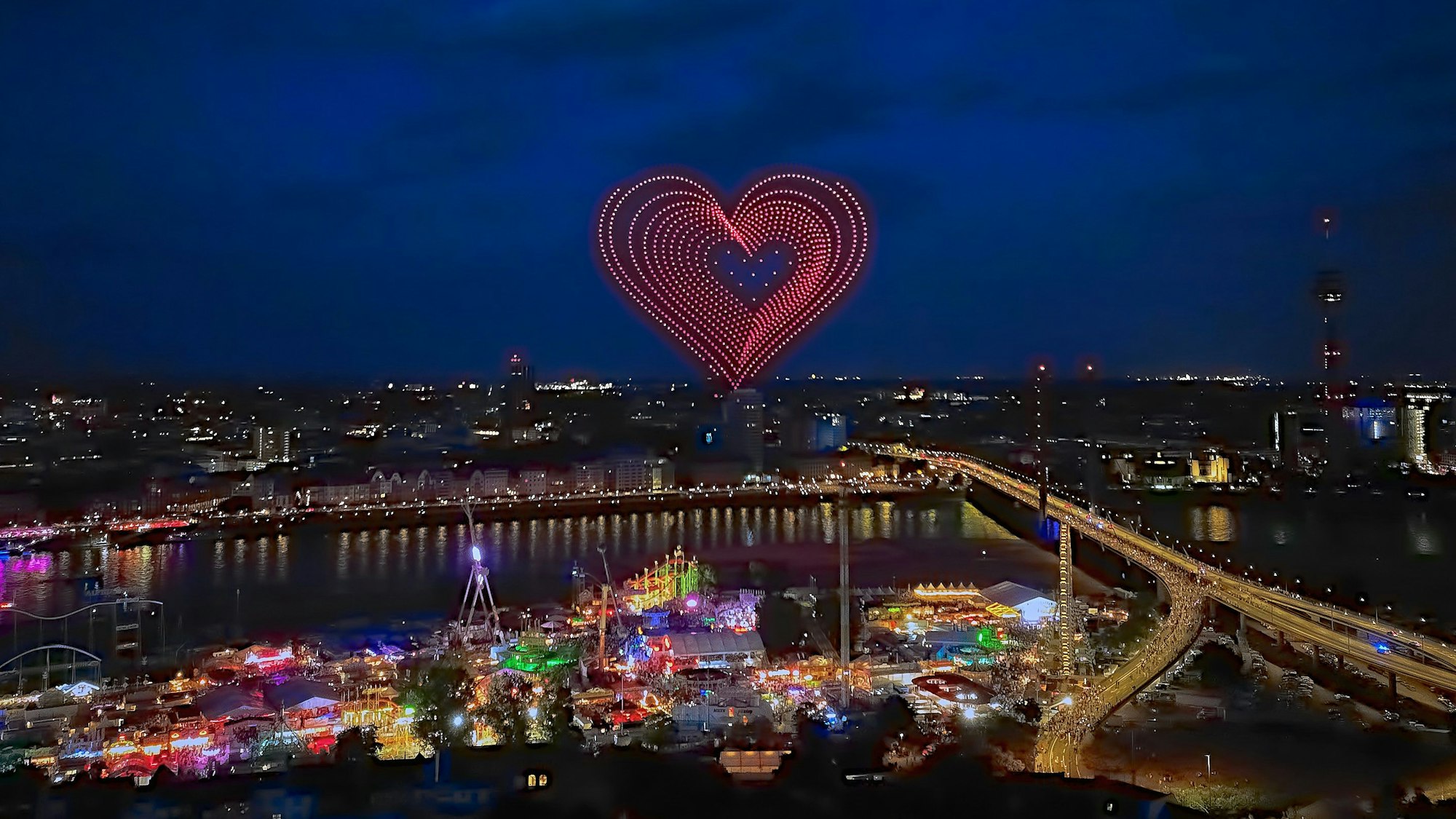 Spektakulär: Die neue Drohnenshow am ersten Kirmes-Samstag auf der Düsseldorfer Rheinkirmes