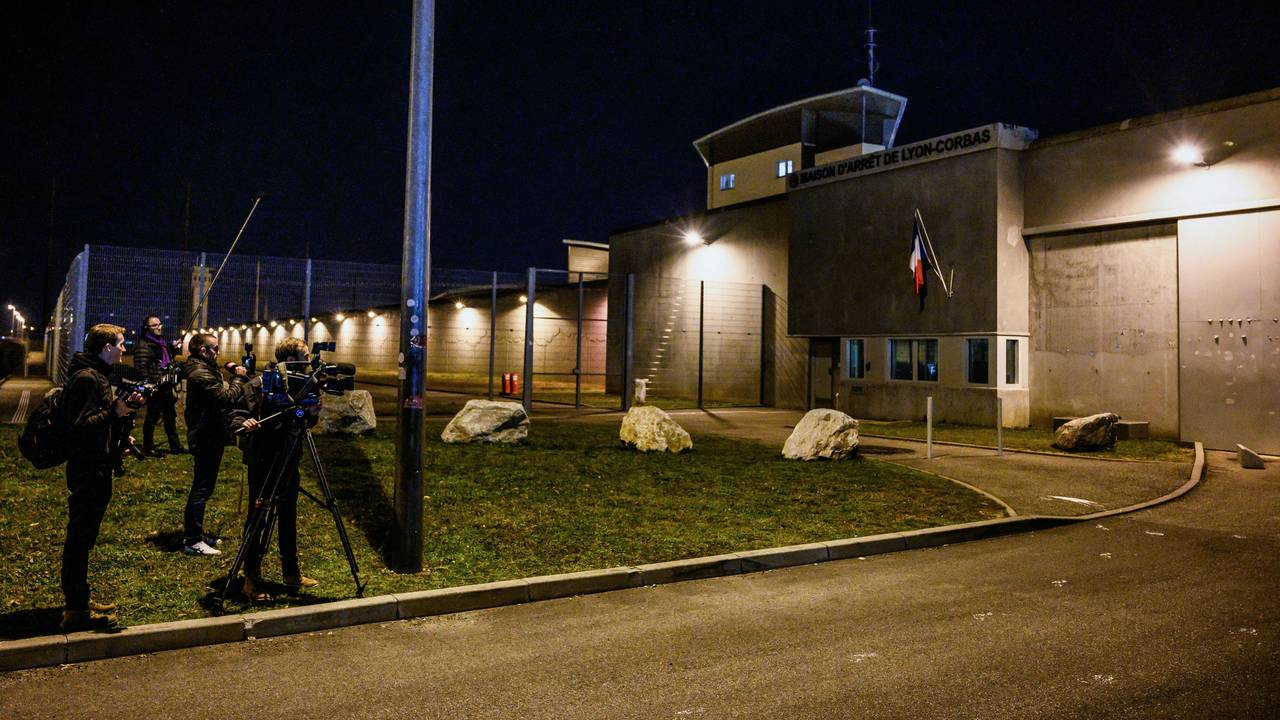 Das Gefängnis Lyon-Corbas auf einer Nachtaufnahme.
