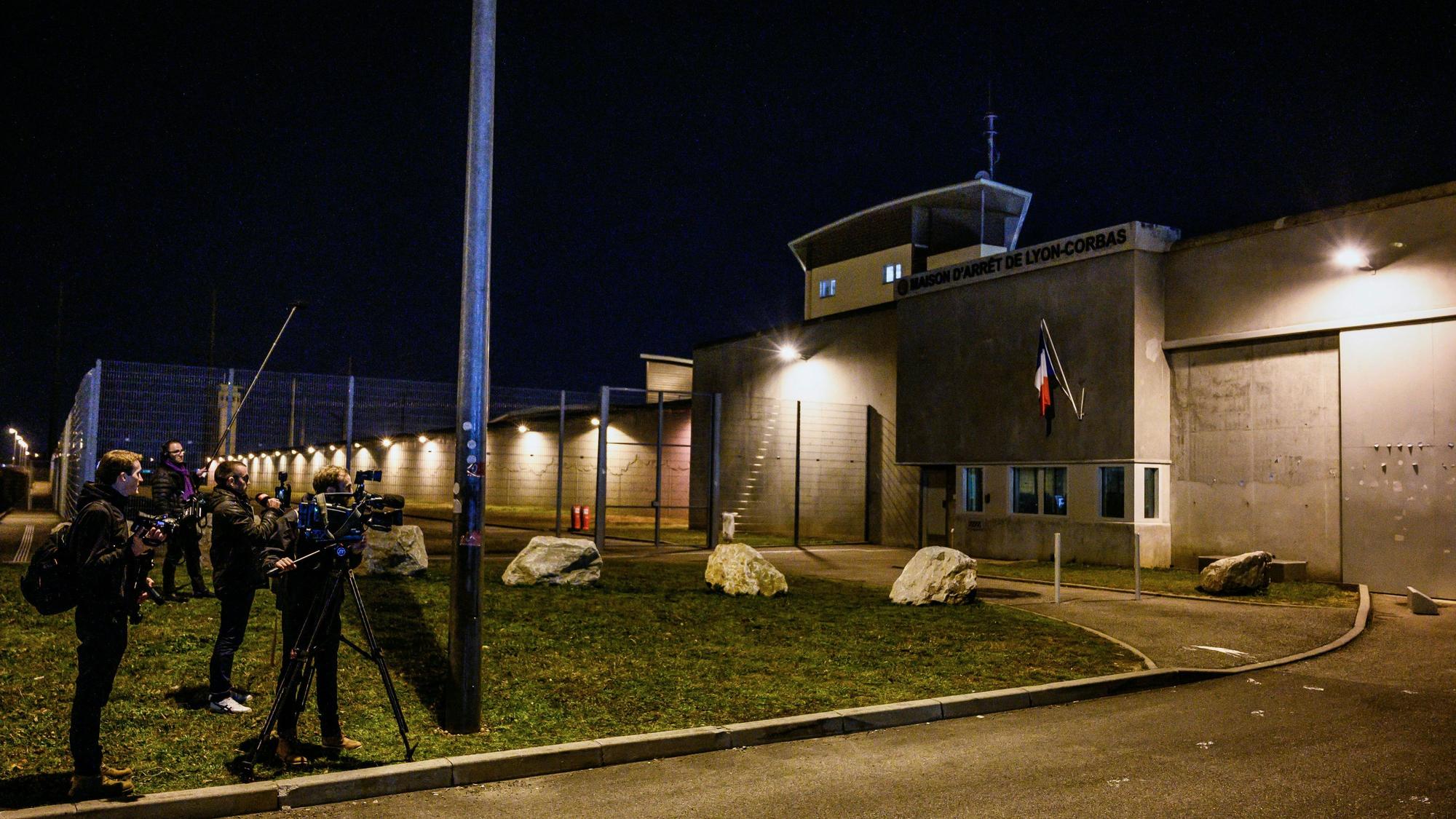 Das Gefängnis Lyon-Corbas auf einer Nachtaufnahme.