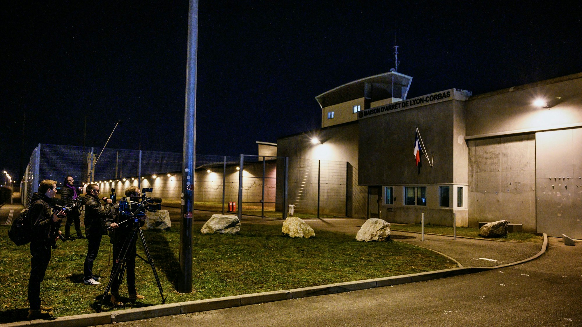 Das Gefängnis Lyon-Corbas auf einer Nachtaufnahme.