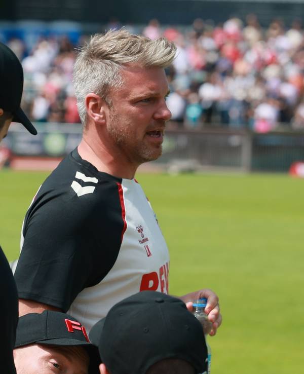Lukas Kwasniok im Gespräch mit seinem Co-Trainer Frank Kaspari am 12. Juli 2025 beim Testspiel des 1. FC Köln in Bergisch Gladbach.