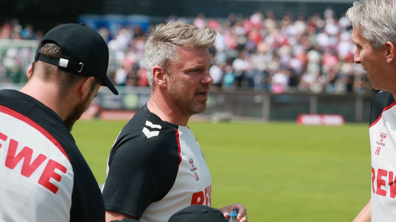 Lukas Kwasniok im Gespräch mit seinem Co-Trainer Frank Kaspari am 12. Juli 2025 beim Testspiel des 1. FC Köln in Bergisch Gladbach.