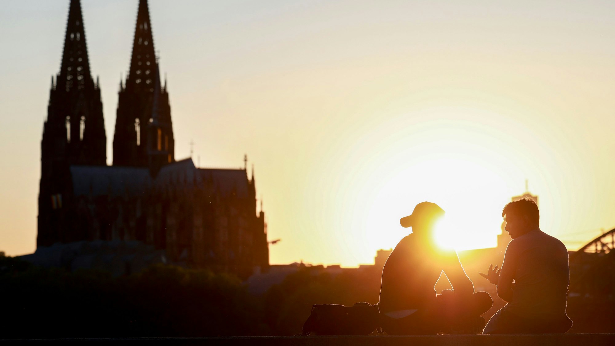 Blick auf den Dom neben der untergehenden Sonne