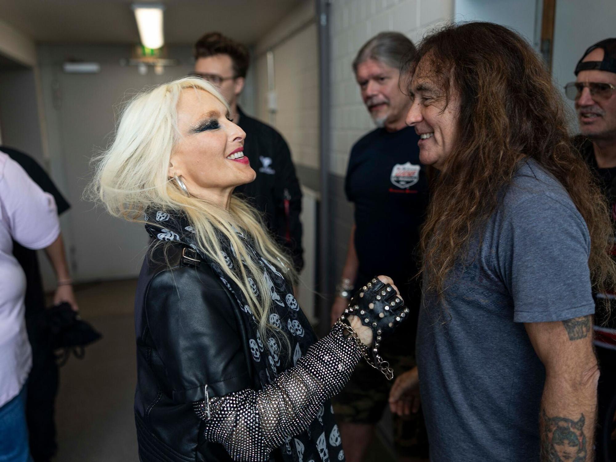 Die Düsseldorfer Metal-Queen Doro Pesch begrüßte ihre Kollegen von „Iron Maiden“.
