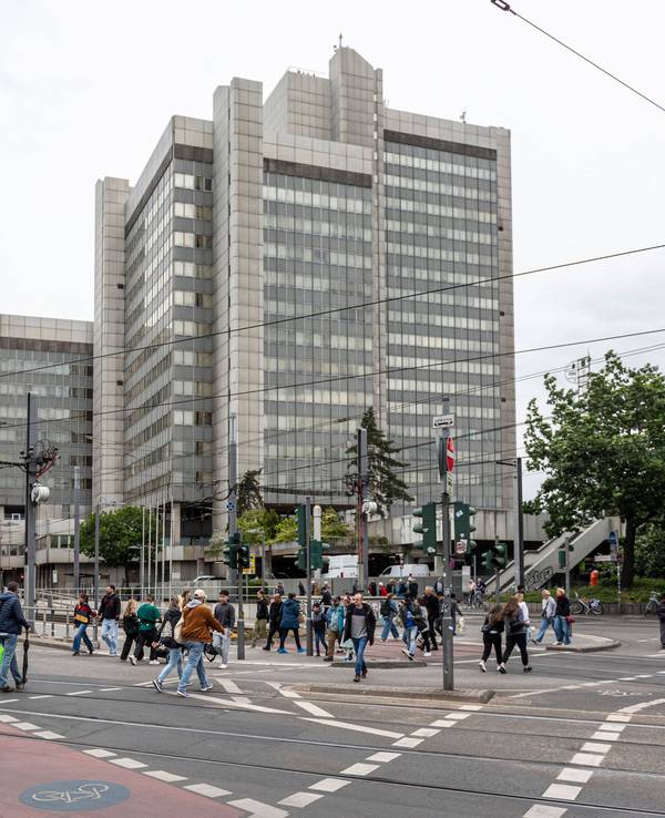 Blick auf das Stadthaus in Bonn: Dort wurde eine Leiche auf der Parkebene des Parkhauses gefunden.