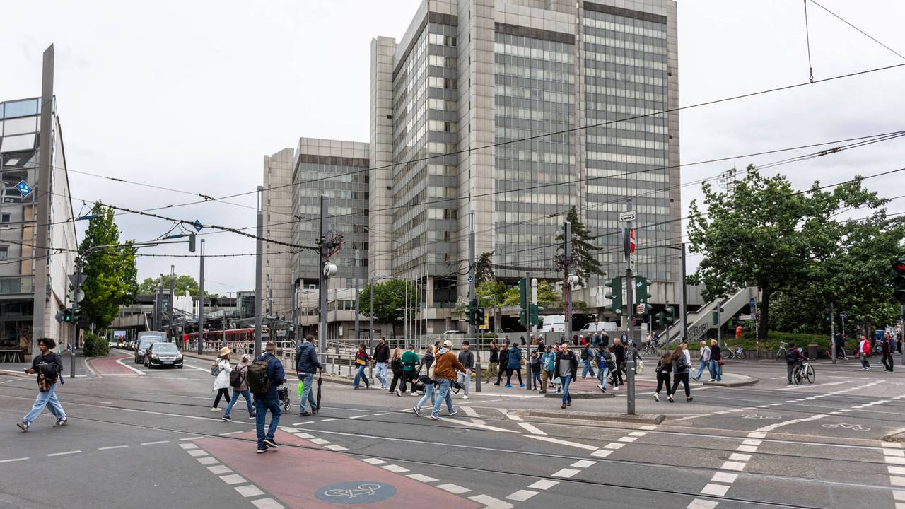 Blick auf das Stadthaus in Bonn: Dort wurde eine Leiche auf der Parkebene des Parkhauses gefunden.