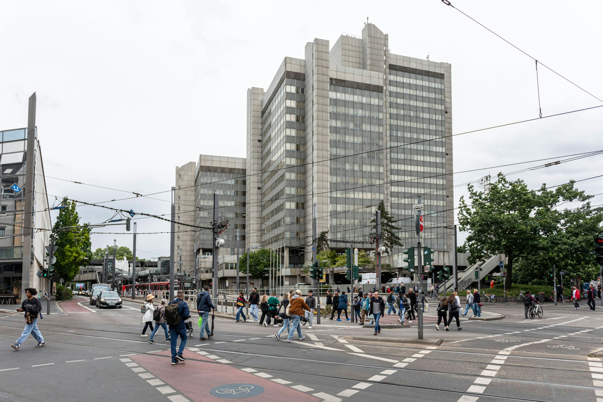 Blick auf das Stadthaus in Bonn: Dort wurde eine Leiche auf der Parkebene des Parkhauses gefunden.
