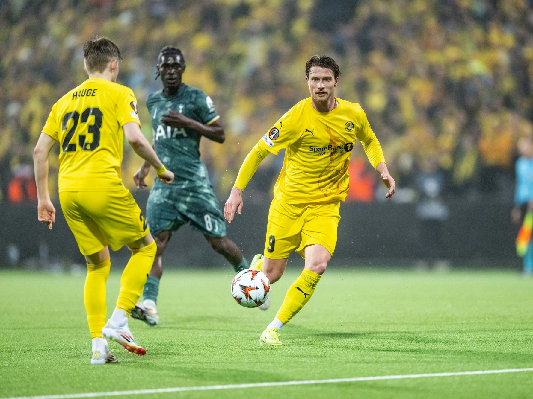 Kasper Högh und Jens-Petter Hauge in der Europa League gegen Tottenham im Einsatz.