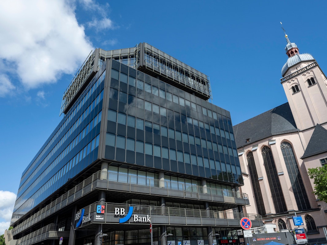 Das sogenannte „Rolex-Haus“ steht in der Dompropst-Ketzer-Straße am Hauptbahnhof neben der katholischen Kirche St. Mariä Himmelfahrt.