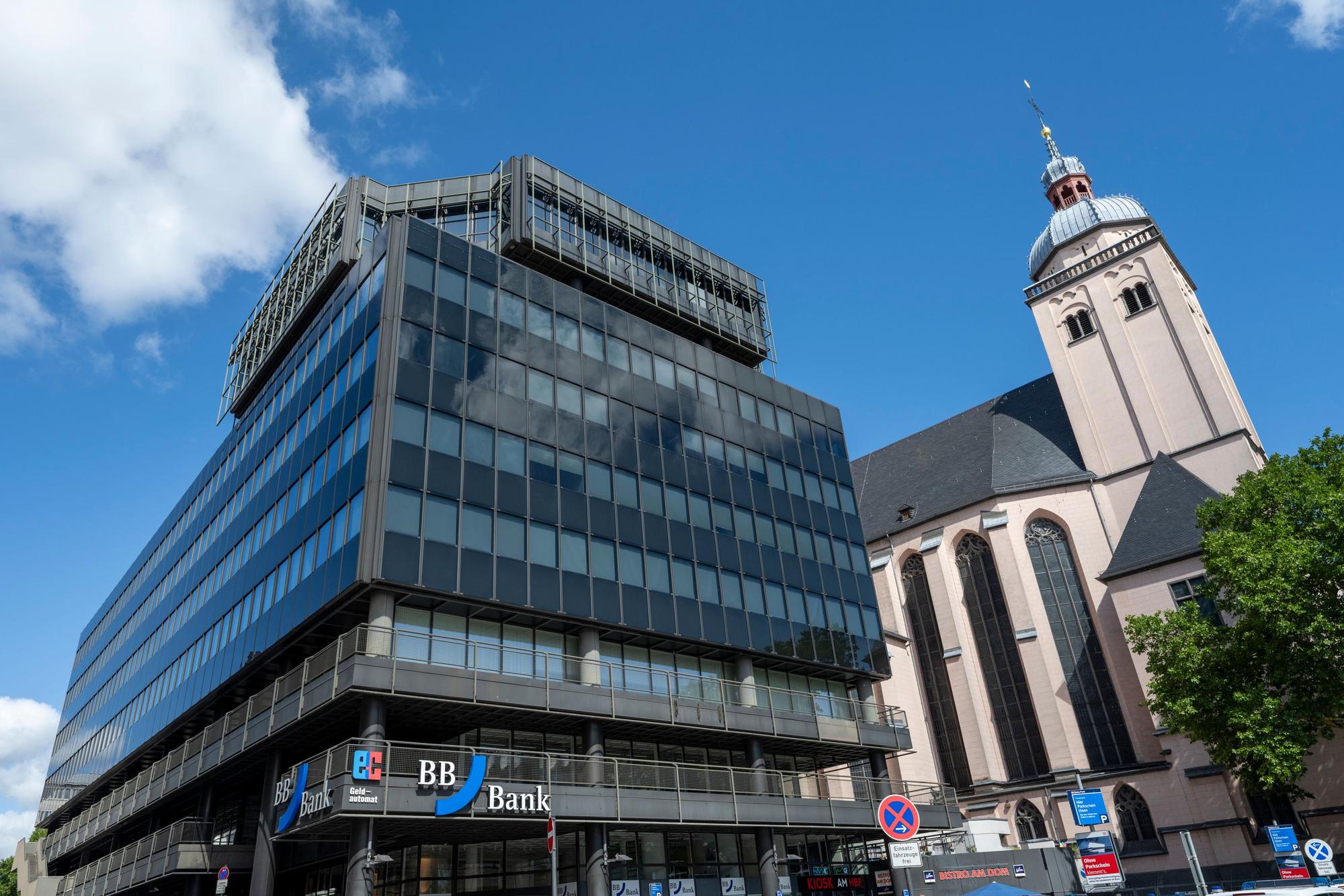 03.07.2025, Köln: Das sogenannte „Rolex-Haus“ steht in der Dompropst-Ketzer-Straße am Hauptbahnhof. Foto: Uwe Weiser